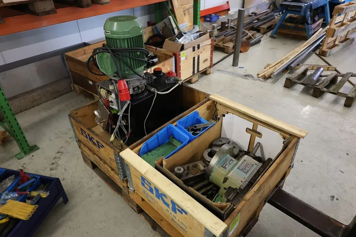 2 x Palette Stiefel Hydraulikaggregat und CNC Werkzeuge